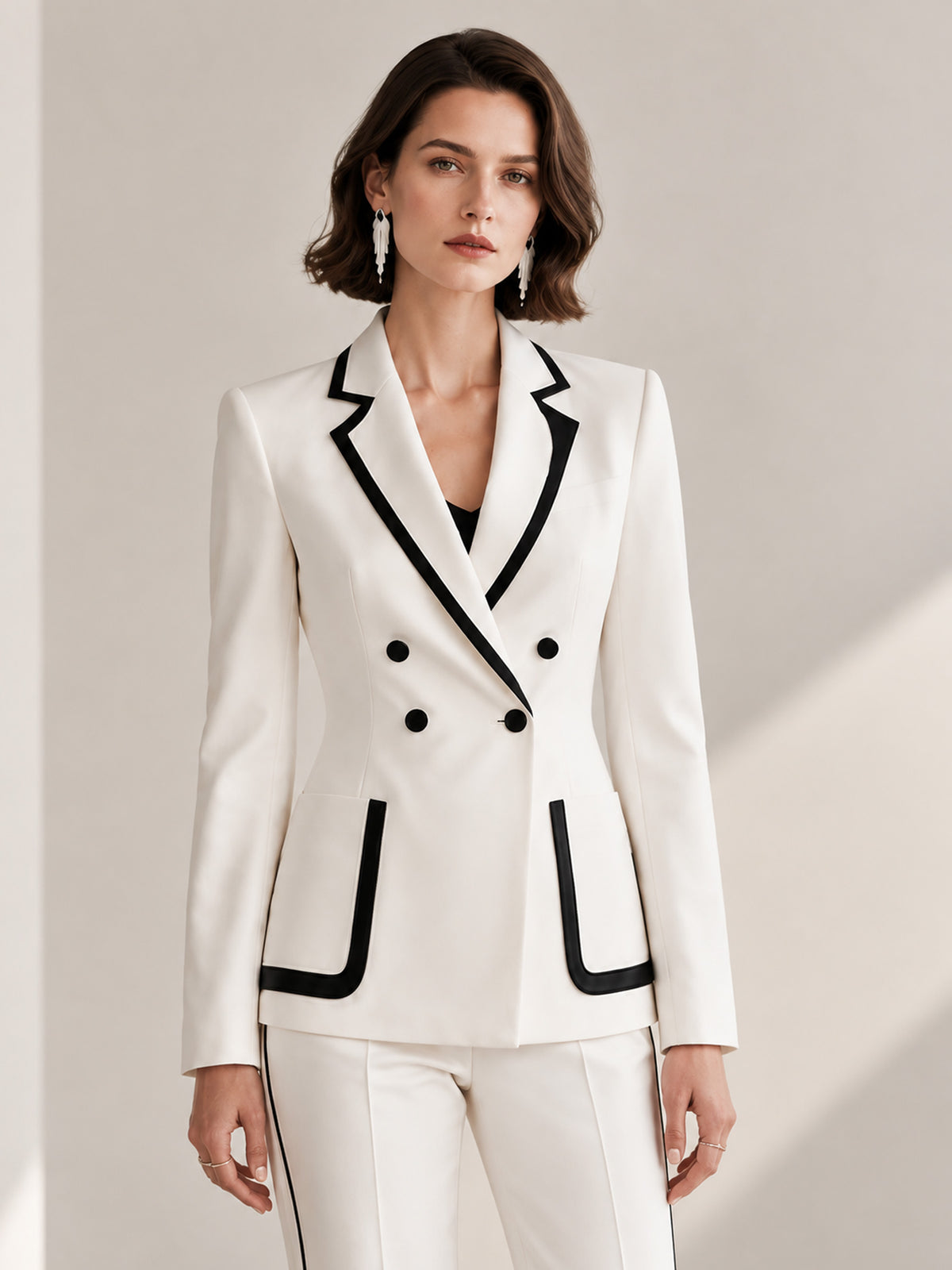 White & Black Color Block Notch Lapel Double Breasted 4 Button Blazer & White Straight Leg 2-Piece Suit
