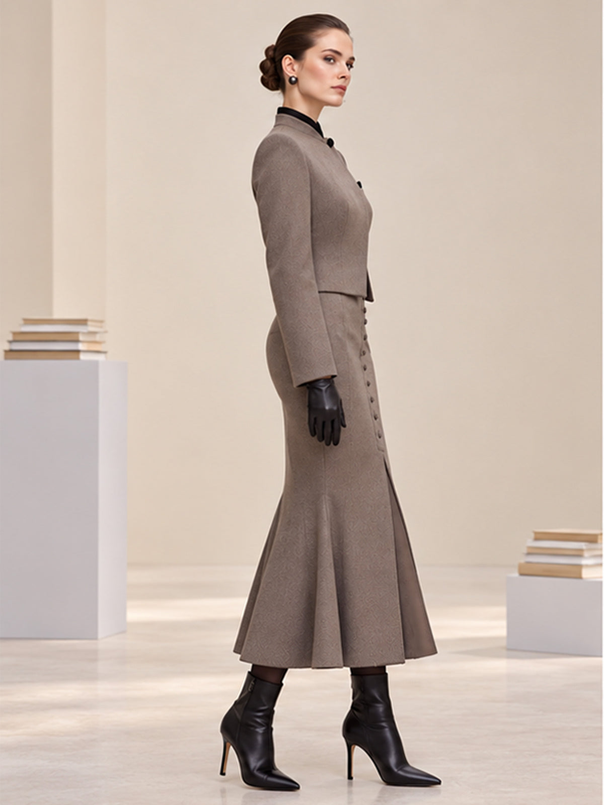 Tailleur 2 pièces taupe avec veste courte ajustée à col droit et jupe midi sirène fendue devant