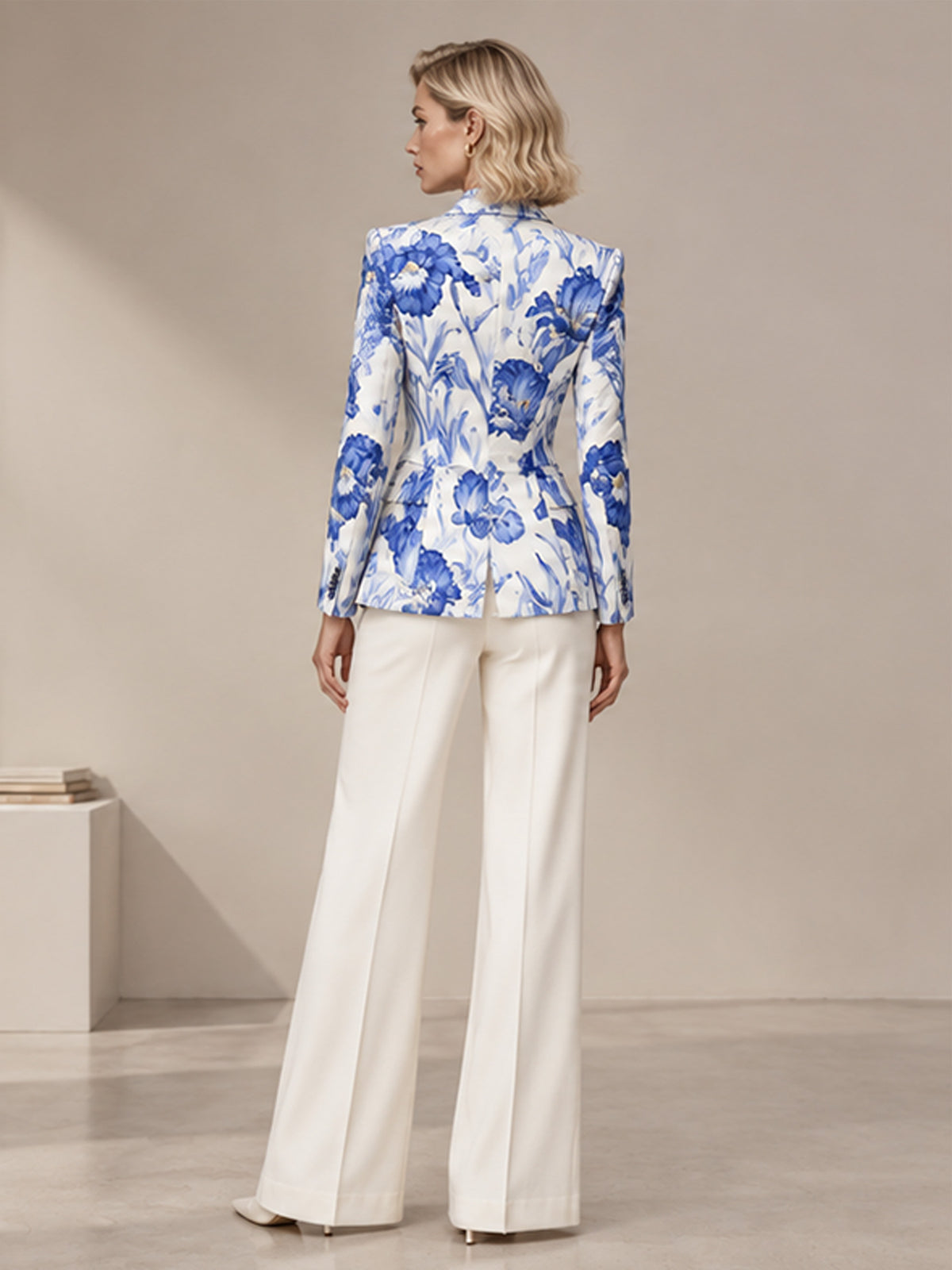 Completo 2 pezzi con blazer blu a revers a lancia con fiori e pantaloni bianchi sporco a gamba larga