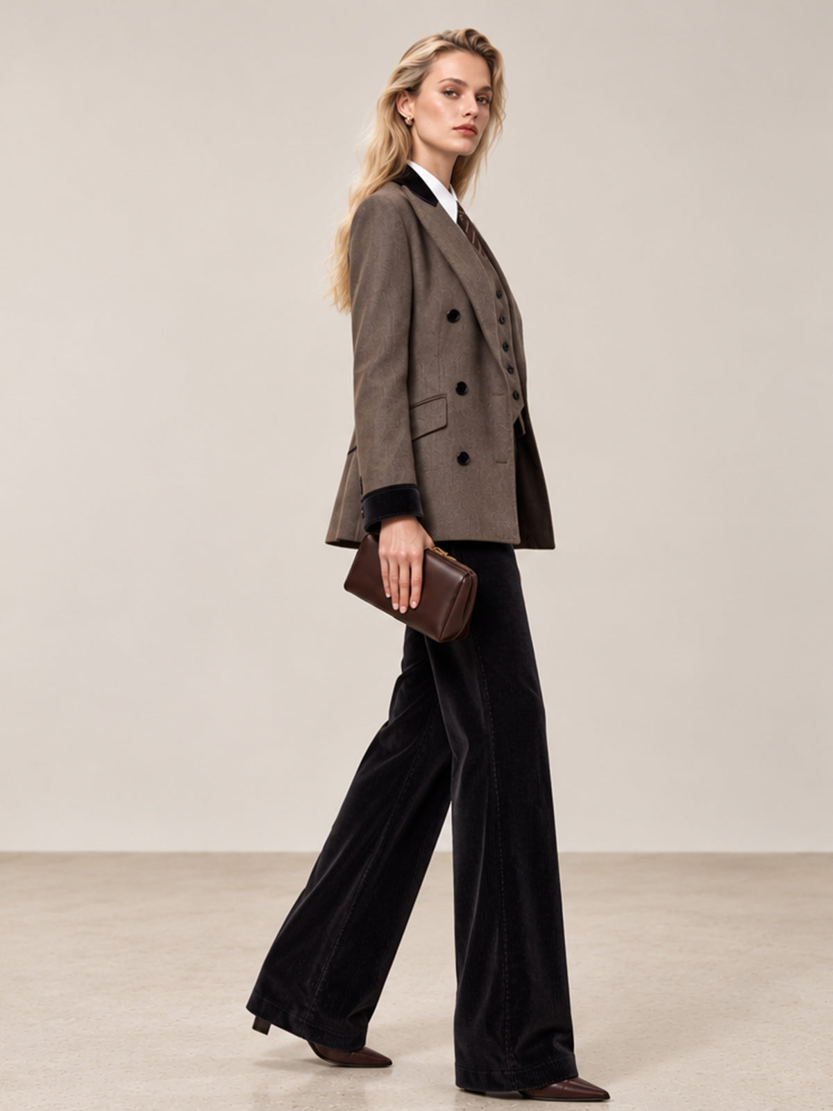 Tailleur 3 pièces avec gilet blazer marron et pantalon large noir en velours côtelé