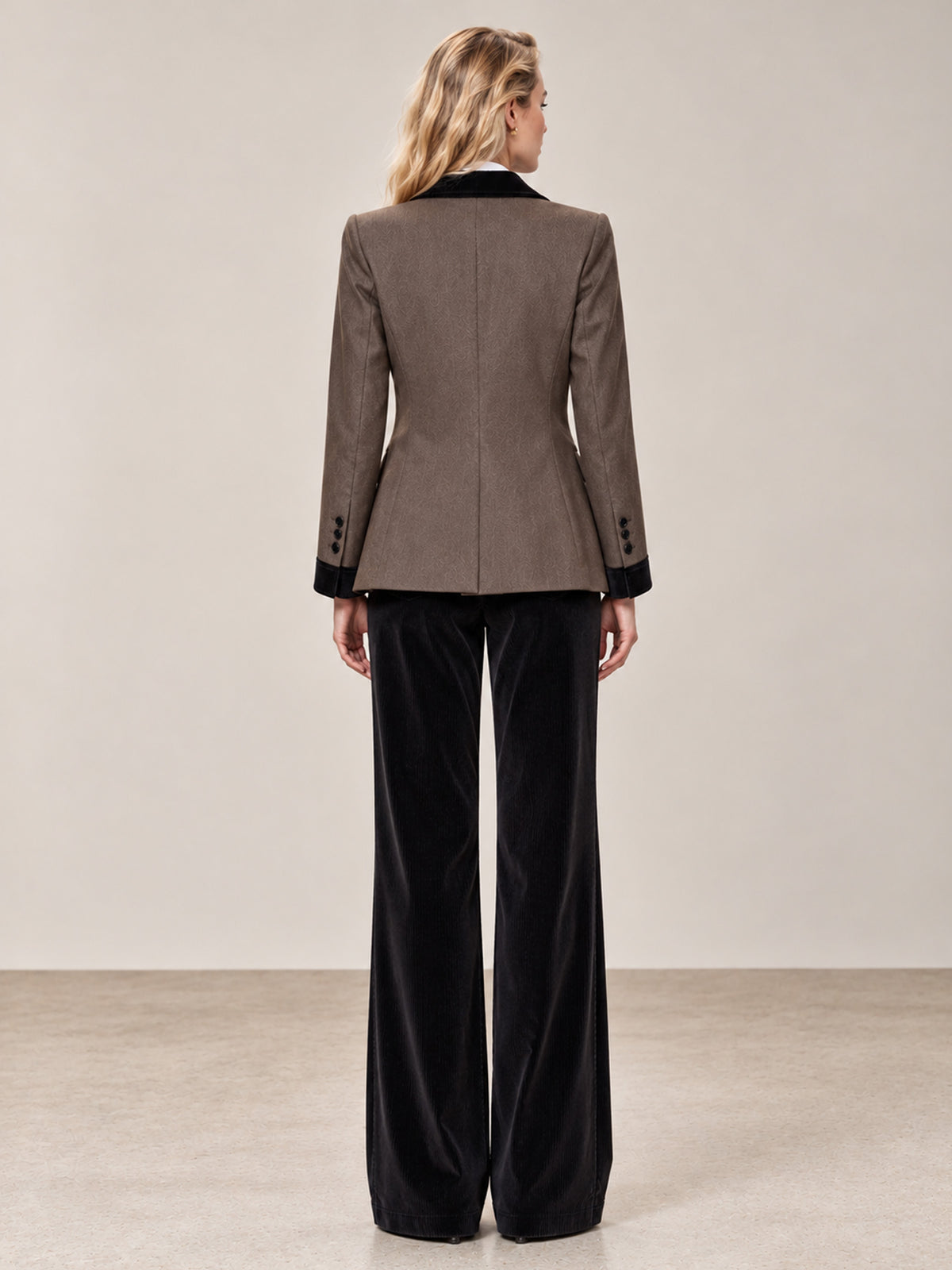 Tailleur 3 pièces avec gilet blazer marron et pantalon large noir en velours côtelé