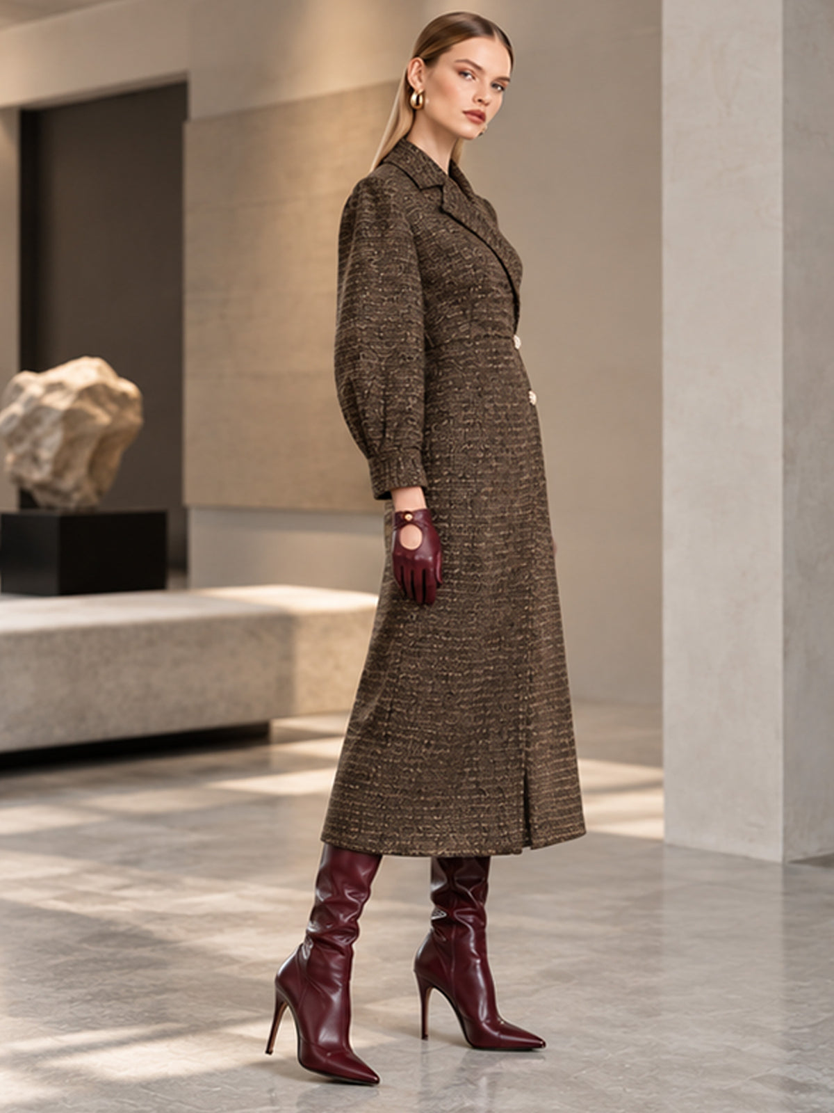 Brauner Tweed-Midimantel mit fallendem Revers, Puffärmeln und Perlmuttknöpfen