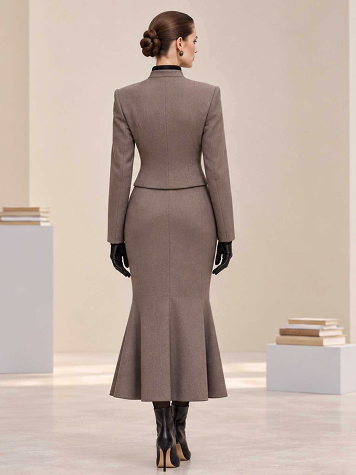 Tailleur 2 pièces taupe avec veste courte ajustée à col droit et jupe midi sirène fendue devant